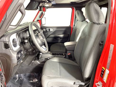 Used 2025 Jeep Wrangler Unlimited Sahara AWD/4WD image 17