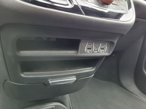 Used 2025 Chrysler Pacifica Select image 24