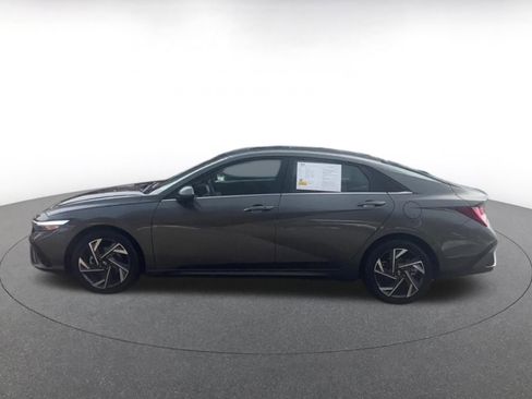 Used 2025 Hyundai Elantra SEL image 9