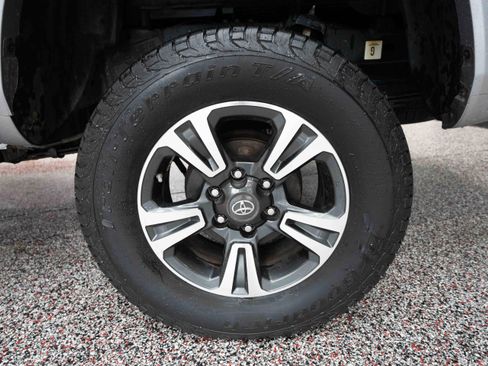 Used 2017 Toyota Tacoma TRD Sport image 28