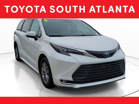 Used 2024 Toyota Sienna XLE FWD image 1