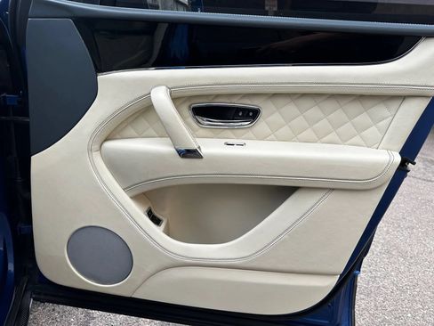 Used 2017 Bentley Bentayga AWD/4WD image 32