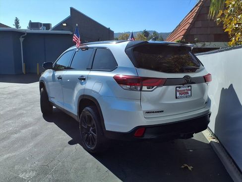 Certified 2019 Toyota Highlander SE w/ Nightshade Edition image 6