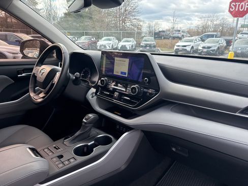 Used 2023 Toyota Highlander XLE image 18