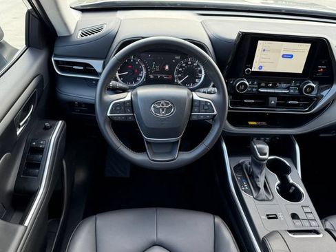 Used 2025 Toyota Highlander XLE FWD image 24