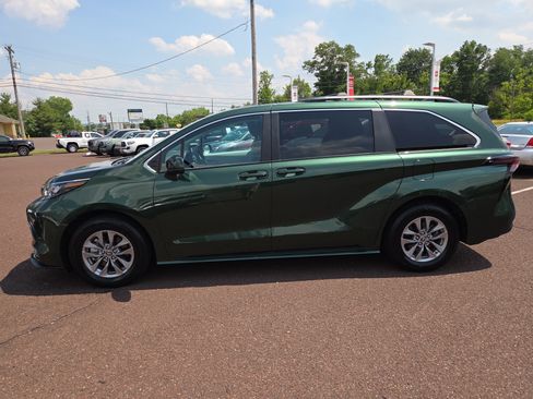 Used 2025 Toyota Sienna LE w/ LE Plus Package AWD/4WD image 6