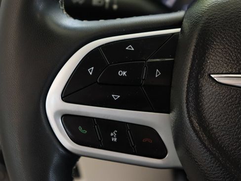 Used 2022 Chrysler Pacifica Touring-L FWD image 12