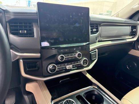 Used 2024 Ford Expedition XLT RWD image 15