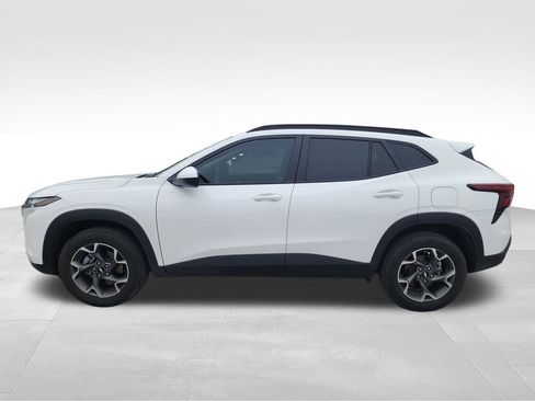 Used 2025 Chevrolet Trax LT FWD image 5