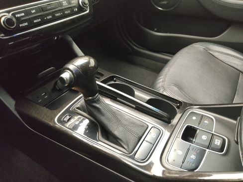 Used 2016 Kia Cadenza Limited image 26