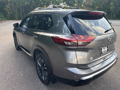 Used 2025 Nissan Rogue Platinum w/ Platinum Premium Package FWD image 8