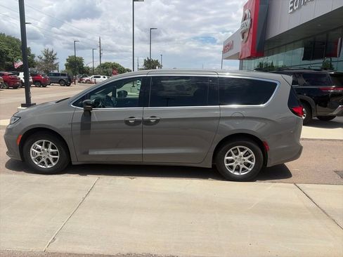 Used 2025 Chrysler Pacifica Select FWD image 8