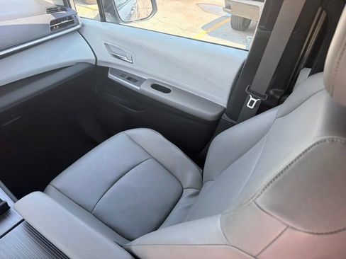 Used 2025 Toyota Sienna XLE FWD image 25