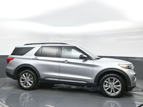 Used 2023 Ford Explorer XLT w/ Equipment Group 202A AWD/4WD image 7