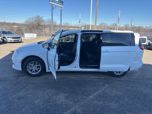 Used 2025 Chrysler Pacifica Select image 4