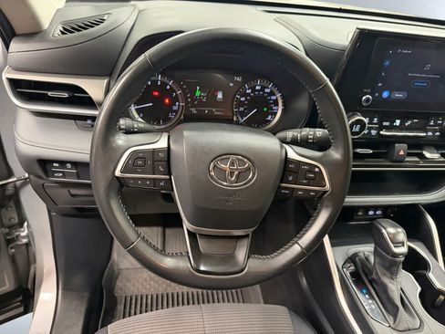 Used 2025 Toyota Highlander LE AWD/4WD image 17