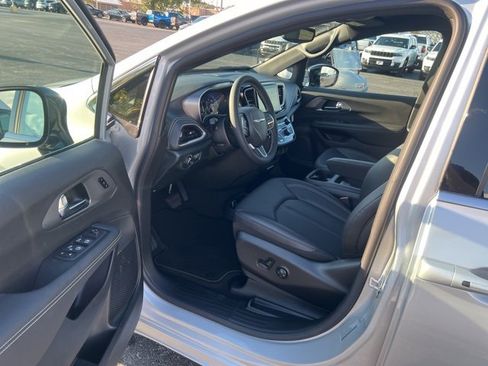 New 2026 Chrysler Pacifica Select image 10