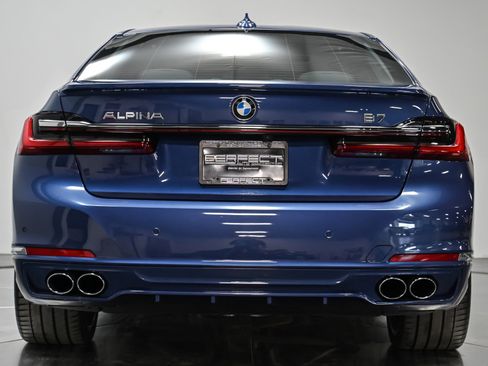Used 2022 BMW ALPINA B7 xDrive w/ Luxury Rear Seating Package image 17
