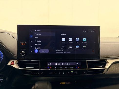 Used 2025 Toyota Sienna XLE Woodland Edition AWD/4WD image 18