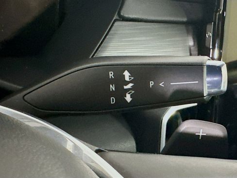 Used 2025 GMC Acadia Elevation image 25