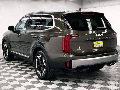 Used 2025 Kia Telluride S FWD image 2