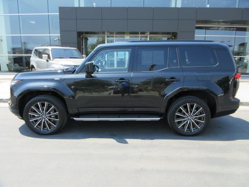 Used 2024 Lexus GX 550 w/ Accessory Package (2T) AWD/4WD image 3