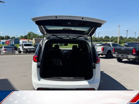 Used 2025 Chrysler Pacifica Limited FWD image 8