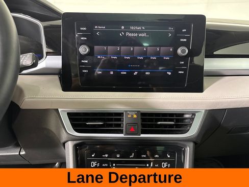 Used 2025 Volkswagen Taos SE w/ Panoramic Sunroof Package AWD/4WD image 15