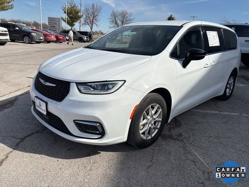 Used 2025 Chrysler Pacifica Select image 13