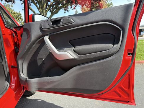 Used 2013 Ford Fiesta SE image 33