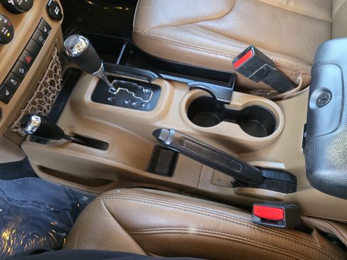 Used 2017 Jeep Wrangler Unlimited Rubicon w/ Connectivity Group image 11