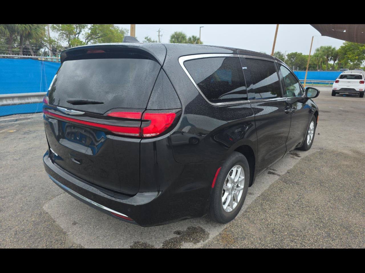 Used 2023 Chrysler Pacifica Touring-L FWD image 2