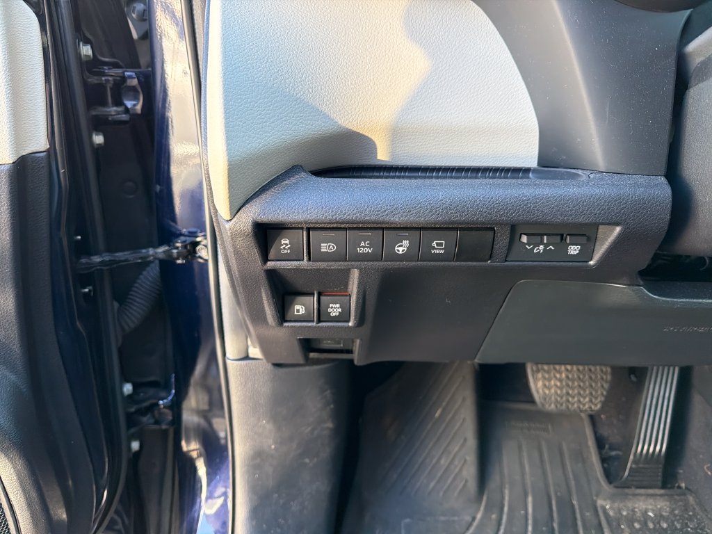 Used 2025 Toyota Sienna Platinum AWD/4WD image 20