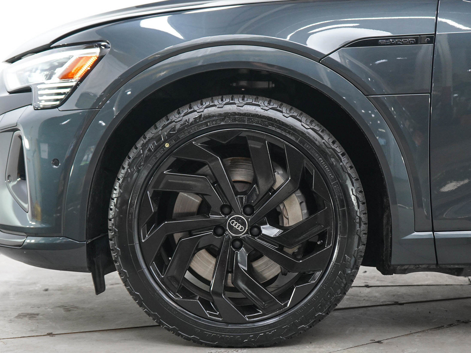 Used 2024 Audi Q8 e-tron Premium Plus AWD/4WD image 30