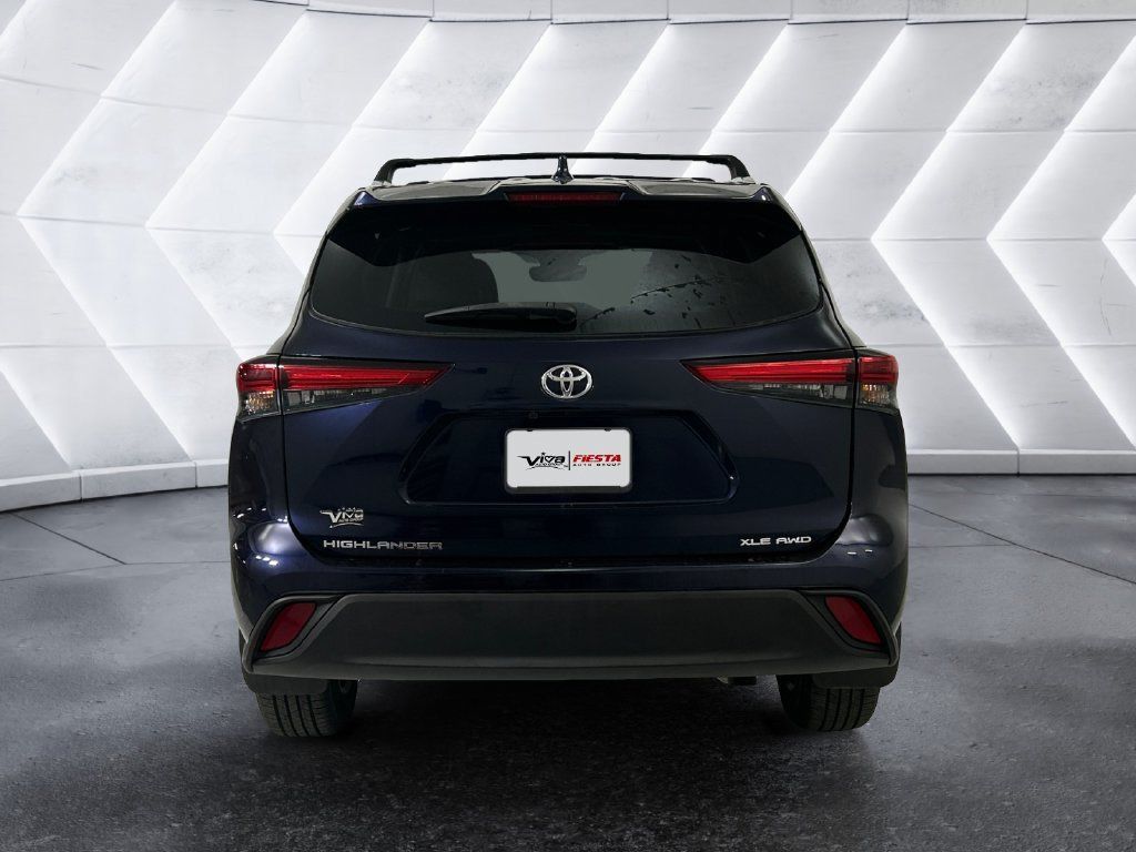 Used 2023 Toyota Highlander XLE AWD/4WD image 5