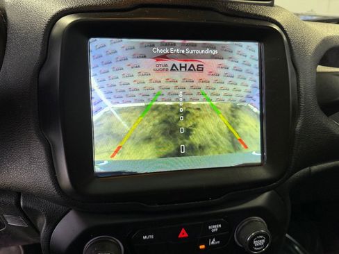Used 2021 Jeep Renegade Latitude w/ Sun & Sound Group FWD image 18