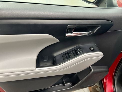 Used 2022 Toyota Highlander XLE image 21