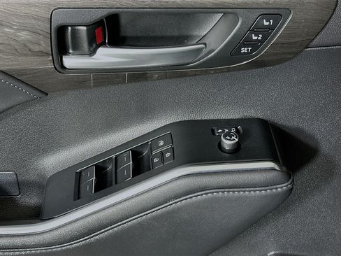 Used 2024 Toyota Highlander Limited FWD image 14