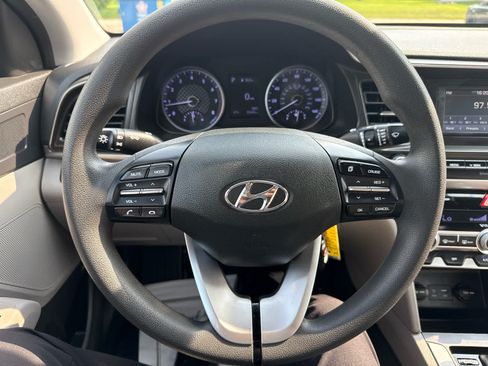 Used 2020 Hyundai Elantra SE FWD image 19