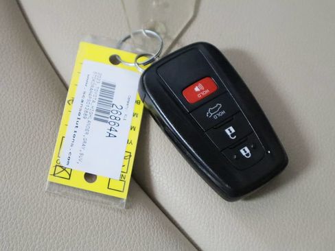 Used 2023 Toyota Highlander XLE FWD image 35