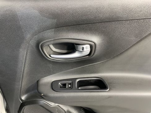 Used 2020 Jeep Renegade Altitude FWD image 37