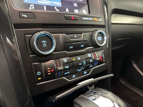 Used 2018 Ford Explorer XLT w/ Equipment Group 202A image 9