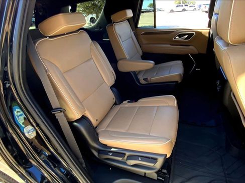 Used 2021 Chevrolet Tahoe Premier w/ Premium Package image 17