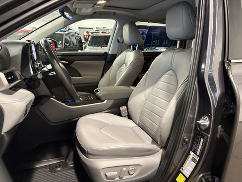 Used 2024 Toyota Highlander XLE AWD/4WD image 11