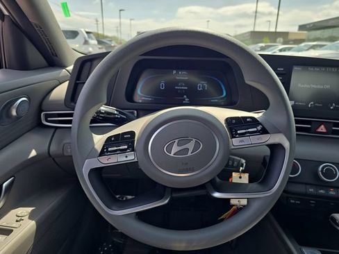 Used 2025 Hyundai Elantra SE FWD image 14