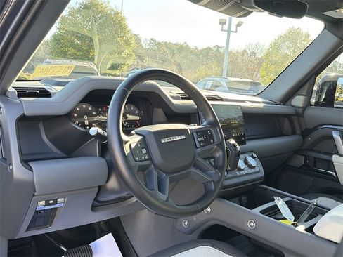 Used 2023 Land Rover Defender 130 X-Dynamic SE image 10
