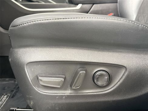 Used 2025 Toyota Highlander XLE image 30