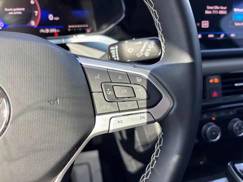 Used 2023 Volkswagen Taos SE w/ Panoramic Sunroof Package FWD image 17