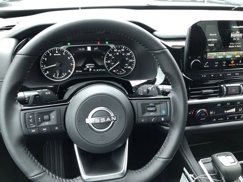 New 2025 Nissan Pathfinder SL image 24