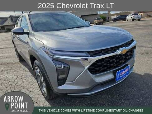 Used 2025 Chevrolet Trax LT image 2